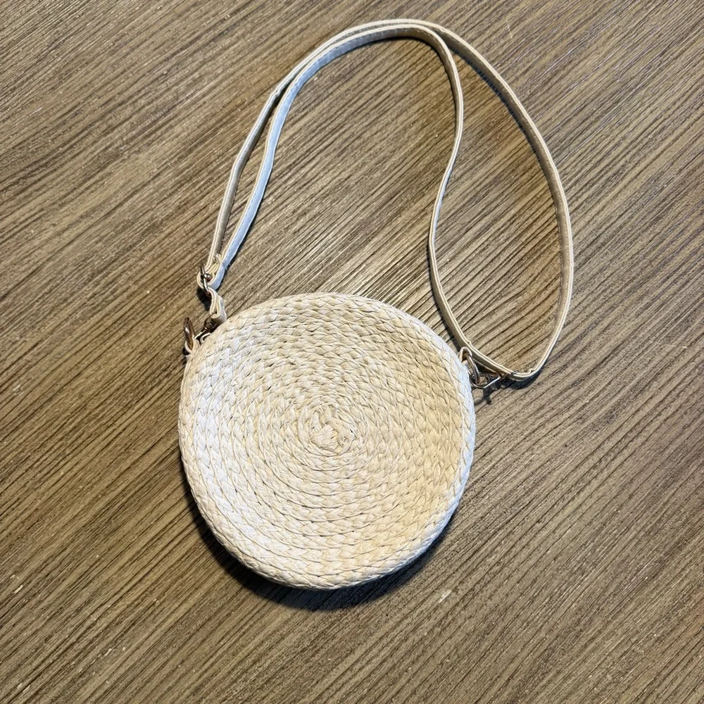 🔆‎ Bundle items 6 for $30 NWOT Girl's Round Purse with Adjustable Straps